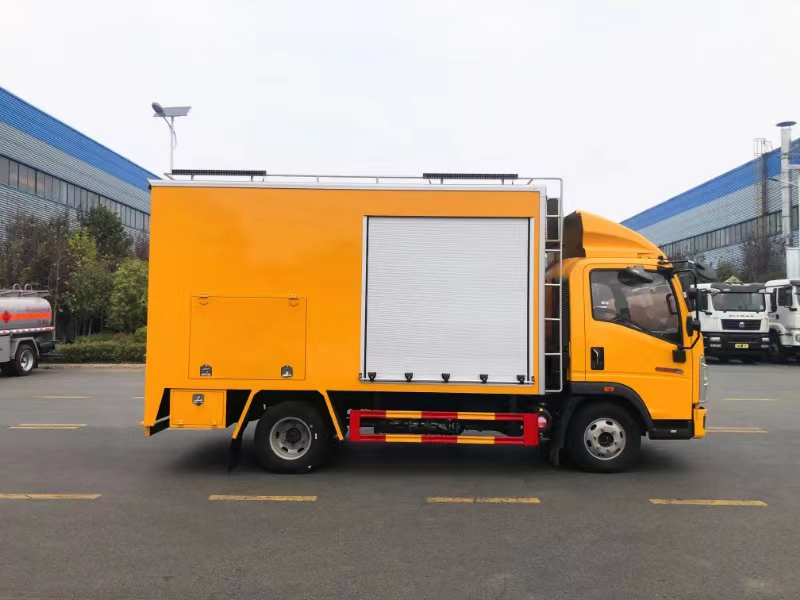 重汽豪沃紫外光固化管道修復車