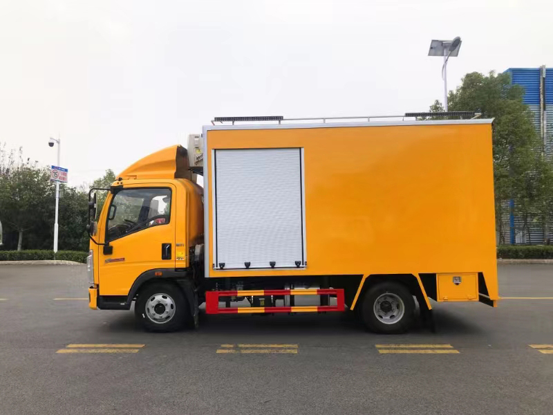 重汽豪沃紫外光固化管道修復車